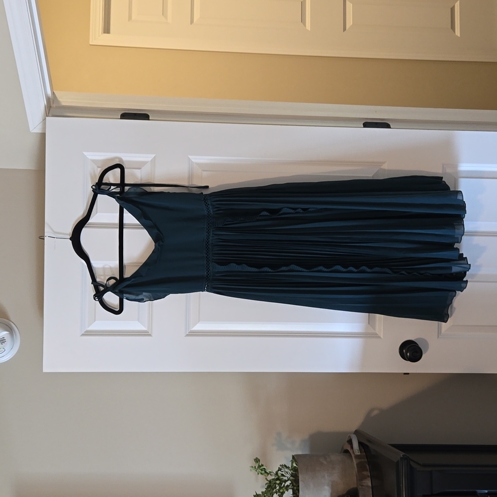 Lulu's Never a Dull Moment Emerald Green Tie-Strap Pleated Midi Dress size small